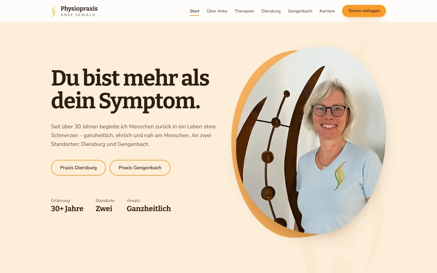 Startseite der Physiotherapie Anke Sewald mit Logo und großer Überschrift auf dunkelblauem Grund